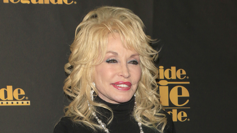 Dolly Parton souriant