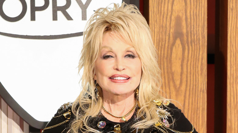 Dolly Parton souriant