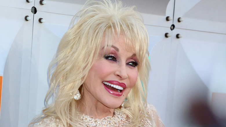 Dolly Parton souriant