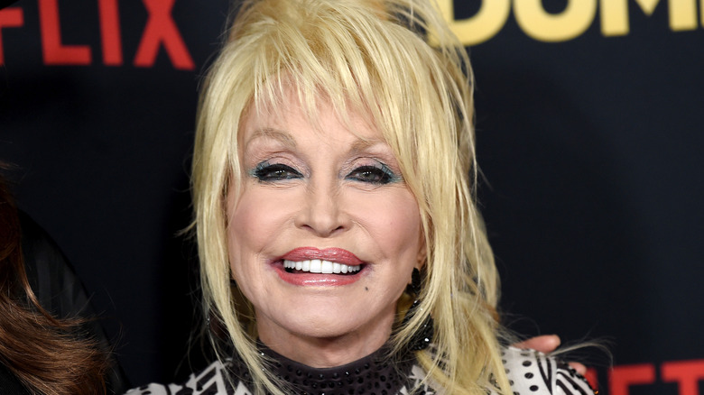 Dolly Parton souriant