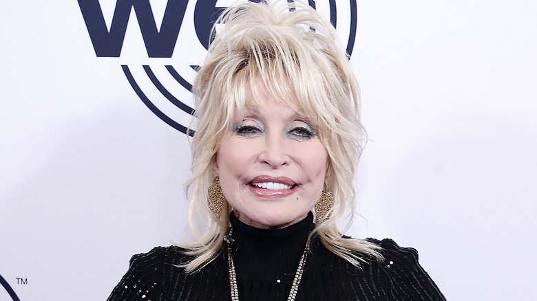 Dolly Parton souriant