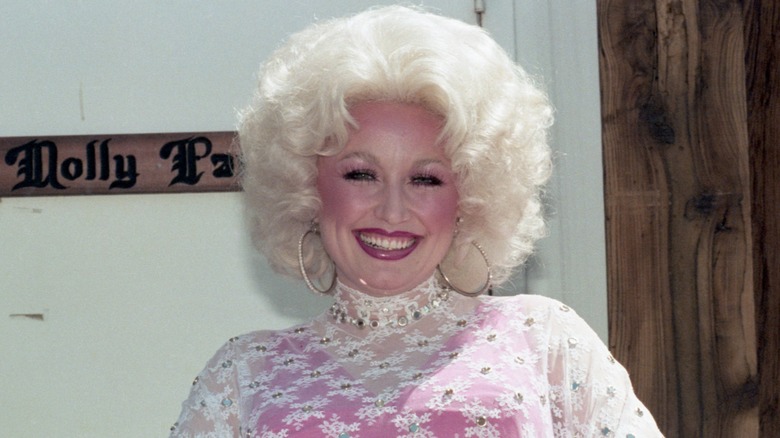 Dolly Parton souriant