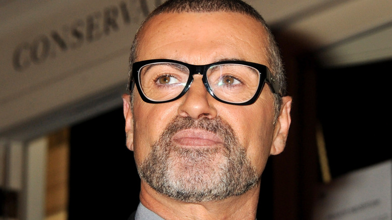 George Michael regarde