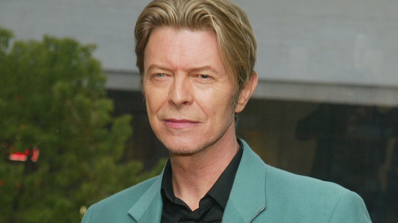 David Bowie souriant en costume bleu