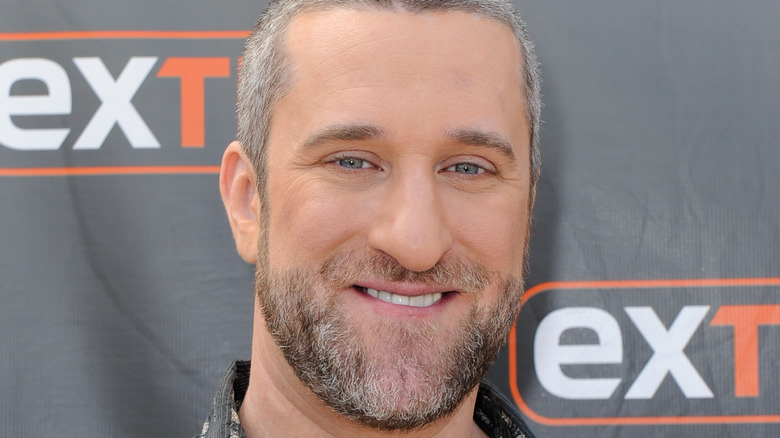 Dustin Diamond sur Extra red carpet, souriant