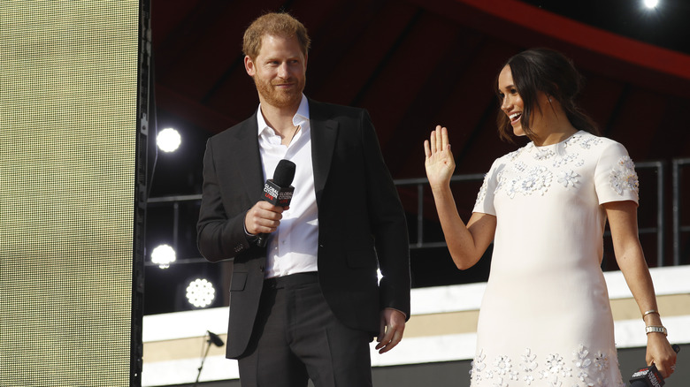 Le prince Harry et Meghan Markle sourient