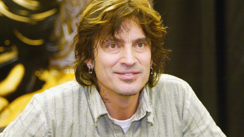 Tommy Lee lors d'une séance de dédicace