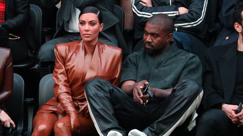 Kim Kardashian avec Kanye West lors d'un défilé de mode