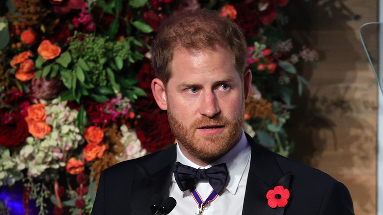 Le prince Harry en smoking parle sur scène alors que le musée Intrepid accueille le gala annuel Hommage à la liberté 