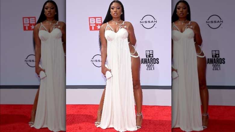 Megan Thee Stallion porte une robe blanche