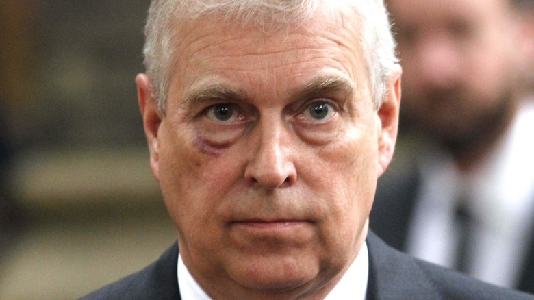 Le prince Andrew regarde un engagement