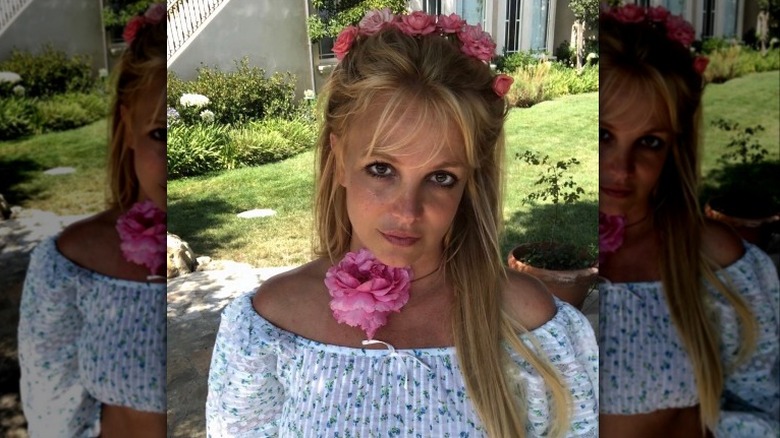 Britney Spears avec couronne de fleurs