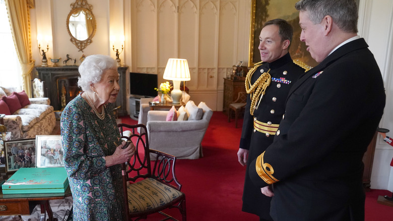 Rencontre de la reine Elizabeth avec des responsables militaires