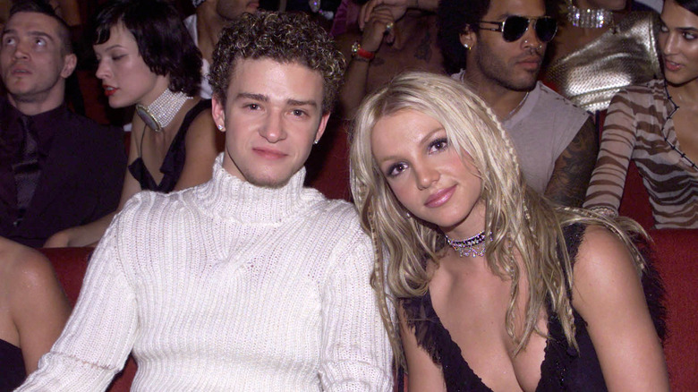 Justin Timberlake et Britney Spears assis ensemble en 2000