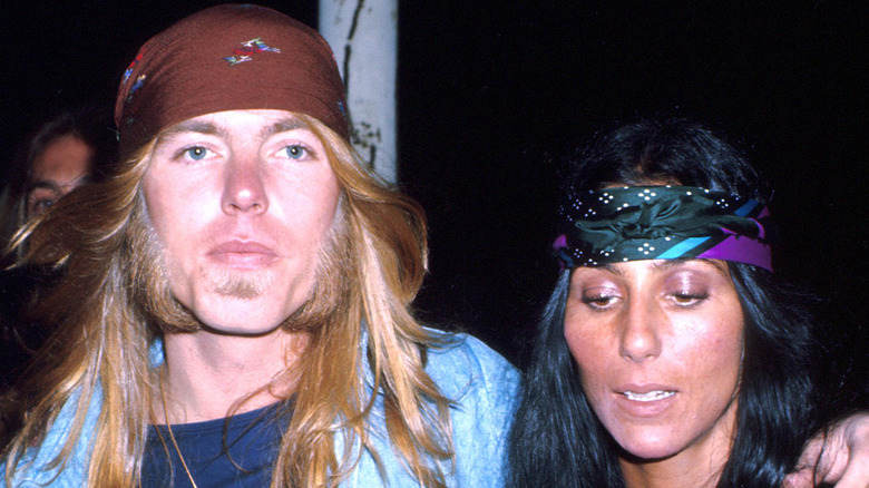 Gregg Allman et Cher marchant