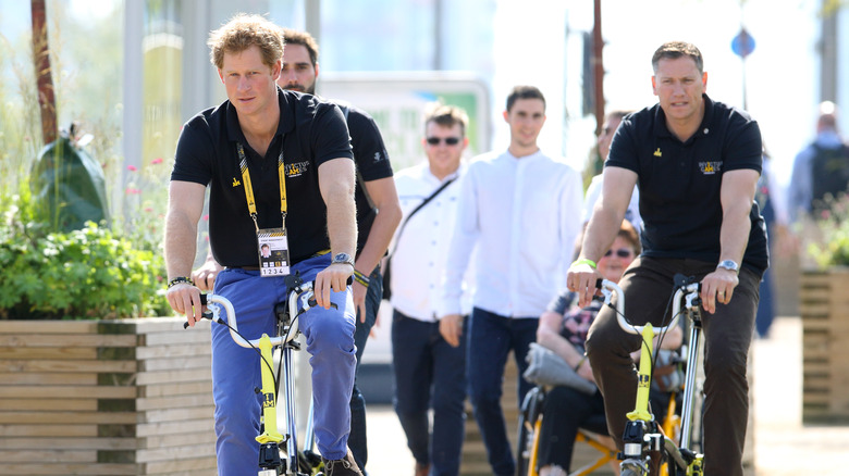 Le prince Harry fait du vélo avec son agent de protection de la police en 2014