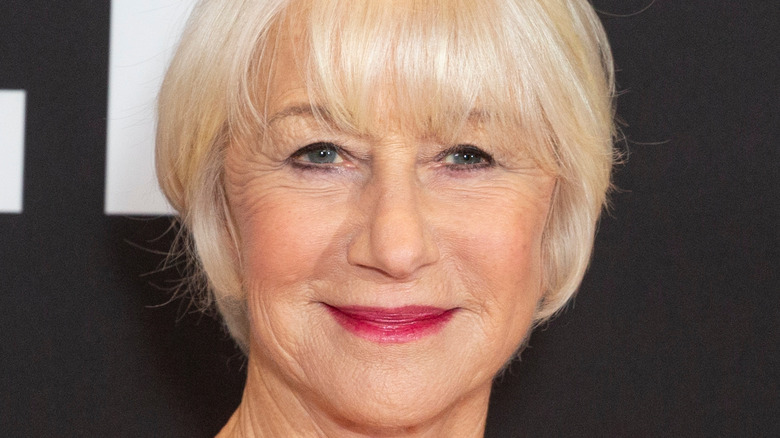 Dame Helen Mirren souriante