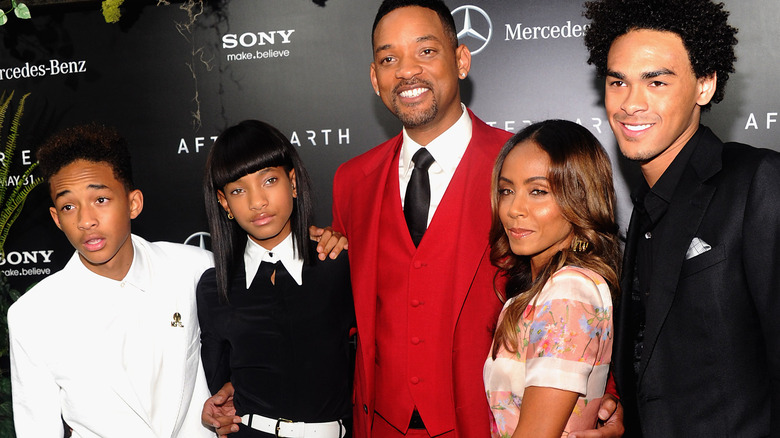 Will Smith souriant avec sa famille 