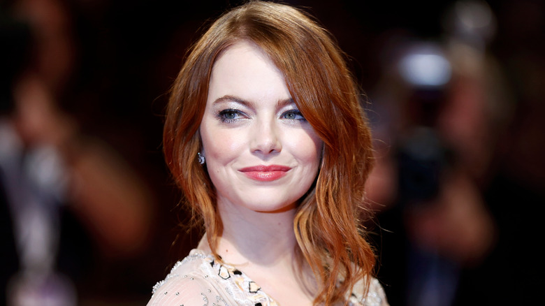 Regard latéral d'Emma Stone 