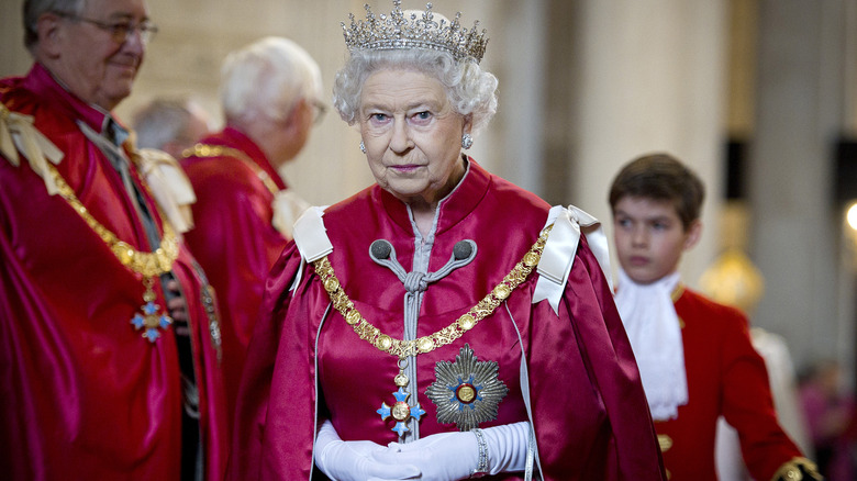 La reine Elizabeth II portant une couronne