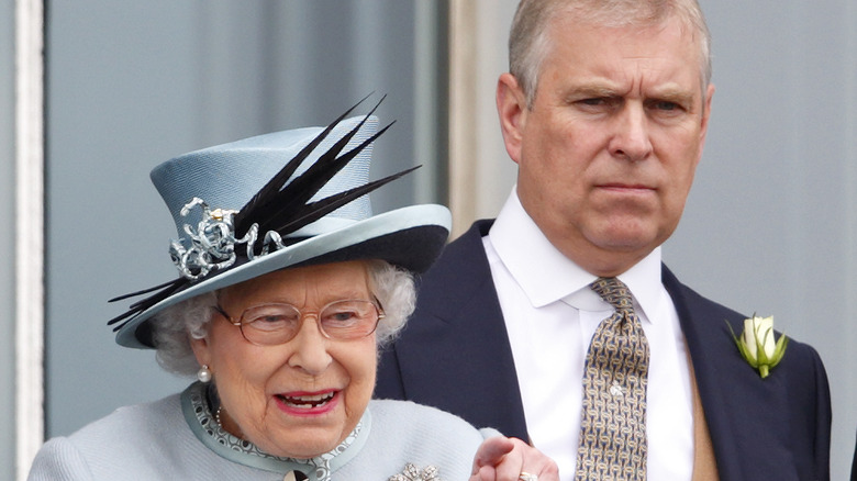 La reine Elizabeth et le prince Andrew souriant