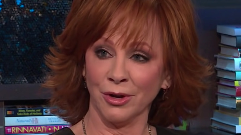 Reba McEntire parle à Andy Cohen