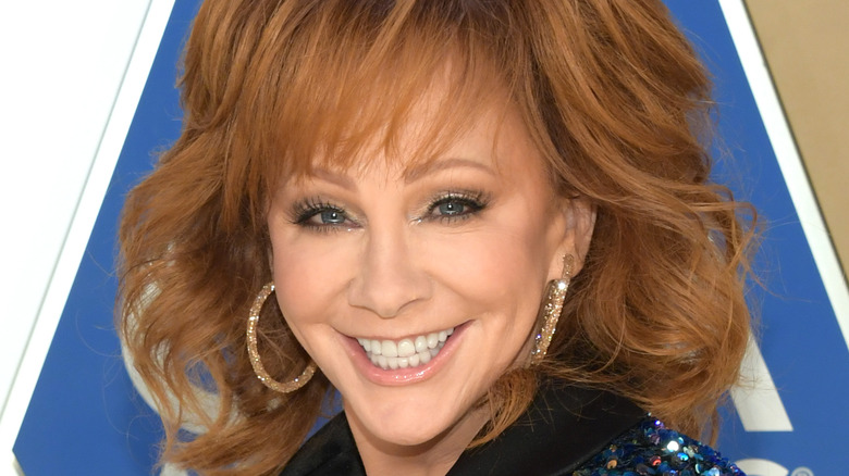 Reba McEntire porte des créoles scintillantes