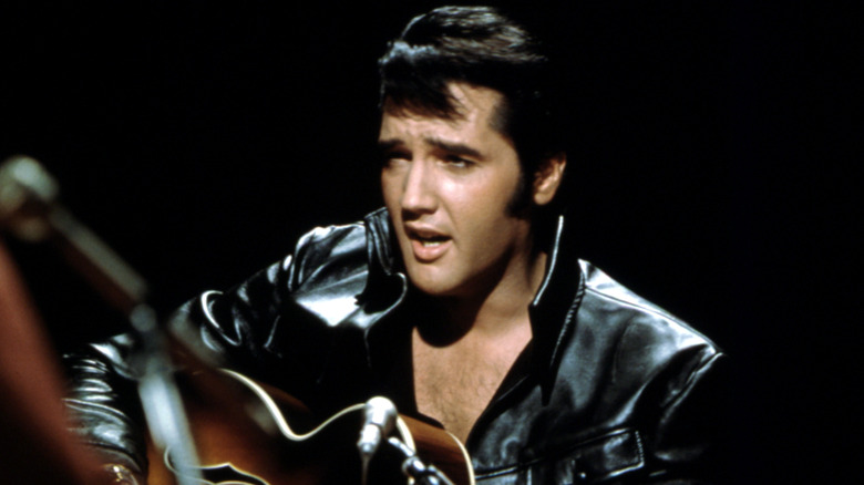 Elvis Presley se produisant en 1968