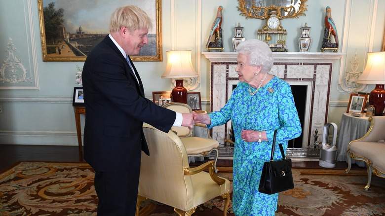 Salutations de Boris Johnson et de la reine Elizabeth