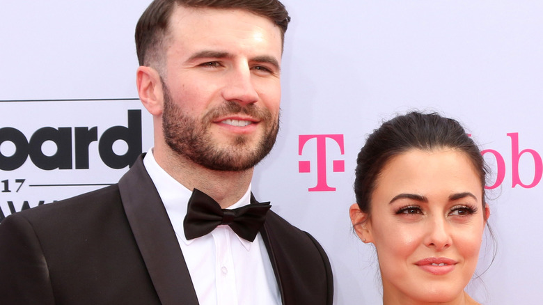 Sam Hunt et Hannah Lee Fowler souriant sur le tapis rouge