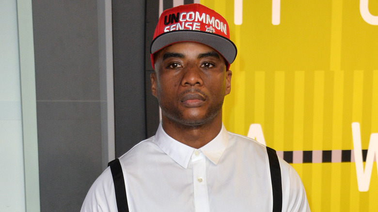 Charlamagne que Dieu porte une casquette de baseball rouge