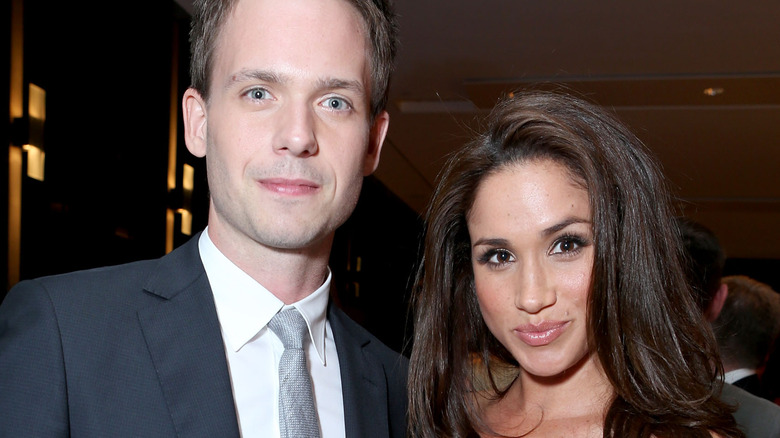 Patrick J. Adams et Meghan Markle souriants