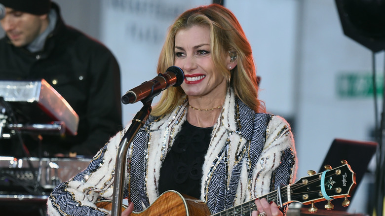 Faith Hill porte un cardigan imprimé de sequins lors d'un concert