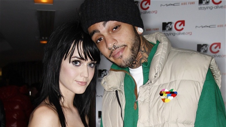 Katy Perry et Travie McCoy, toutes deux posant