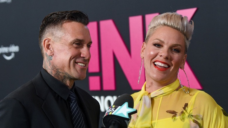 Carey Hart et P!nk, tous les deux riant