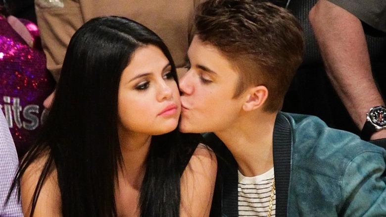 Justin Bieber embrasse Selena Gomez sur la joue