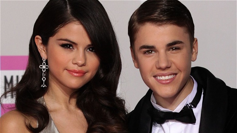 Selena Gomez et Justin Bieber, tous deux souriants