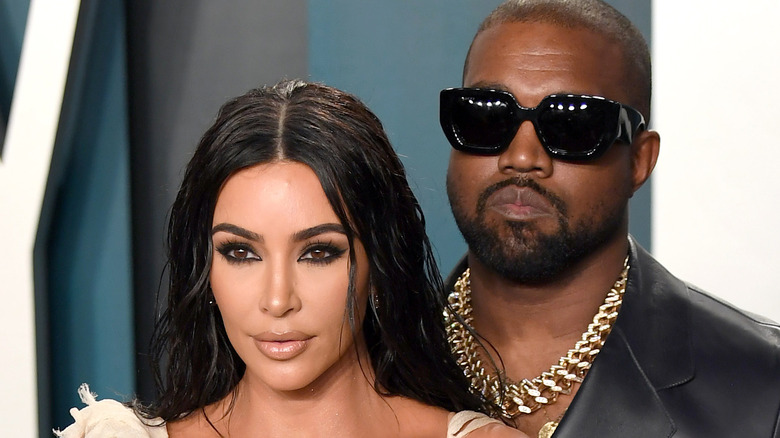 Kim Kardashian et Ye portant des lunettes de soleil