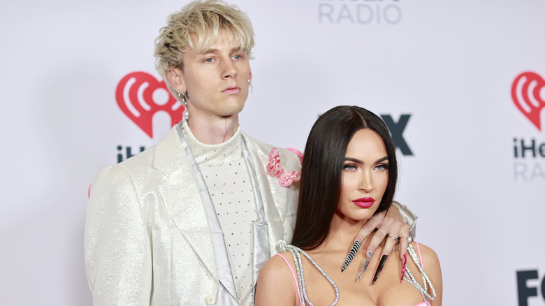 Megan Fox et Machine Gun Kelly posant