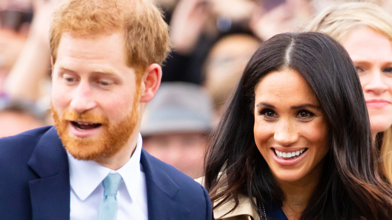 Le prince Harry et Meghan Markle sourient