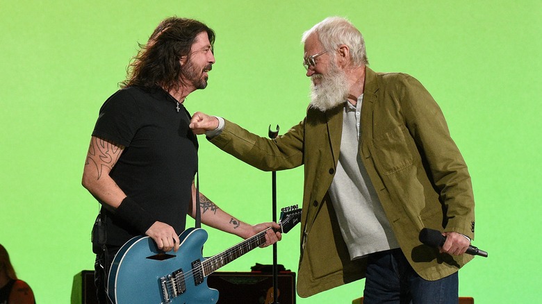 Dave Grohl et David Letterman interagissent de manière ludique sur le plateau