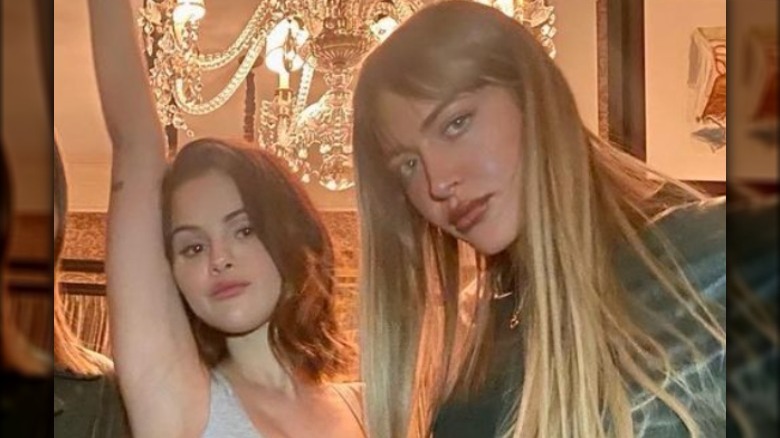 Selena Gomez et Simi Khadra posent