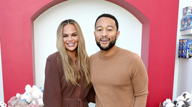 John Legend et Chrissy Teigen sourient 