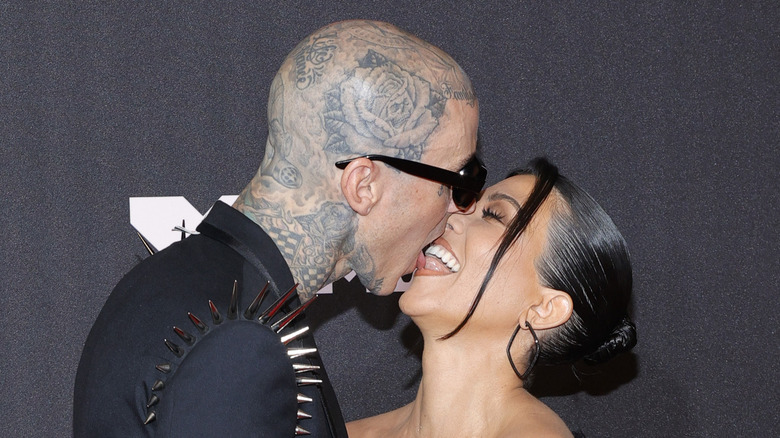 Travis Barker et Kourtney Kardashian se touchent la langue