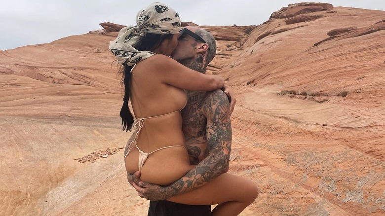 Kourtney Kardashian et Travis Barker s'embrassent