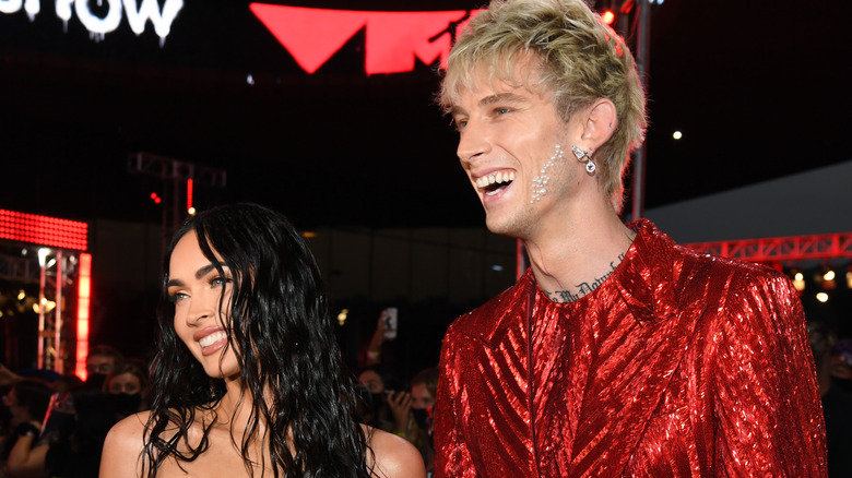 Megan Fox et Machine Gun Kelly souriant