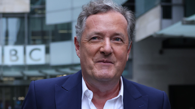 Piers Morgan regarde de côté