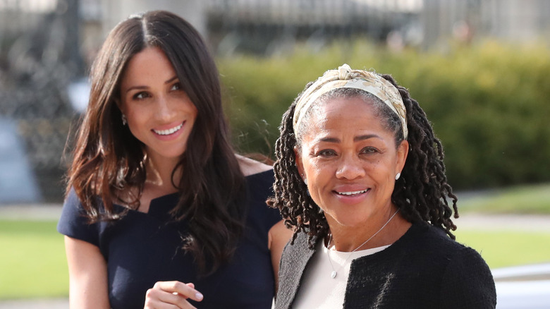 Meghan Markle et Doria Ragland souriantes