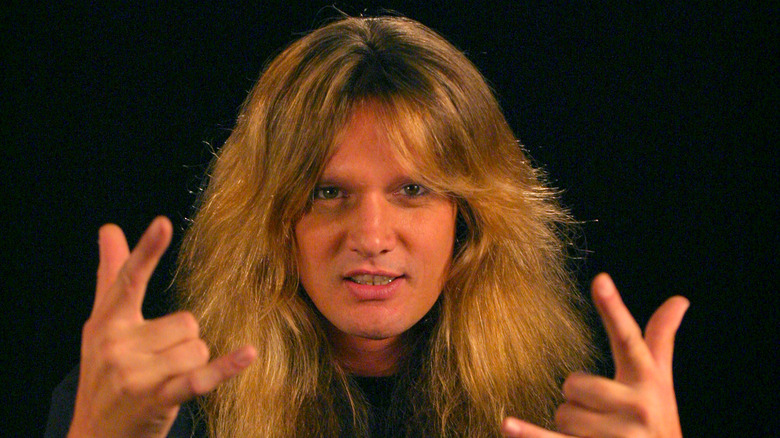 Sebastian Bach faisant le geste de la main des cornes du diable