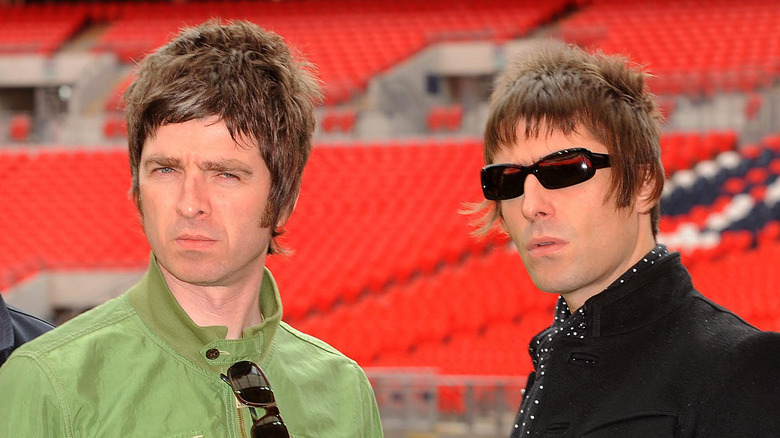 Noel Gallagher à l'air sérieux, Liam Gallagher